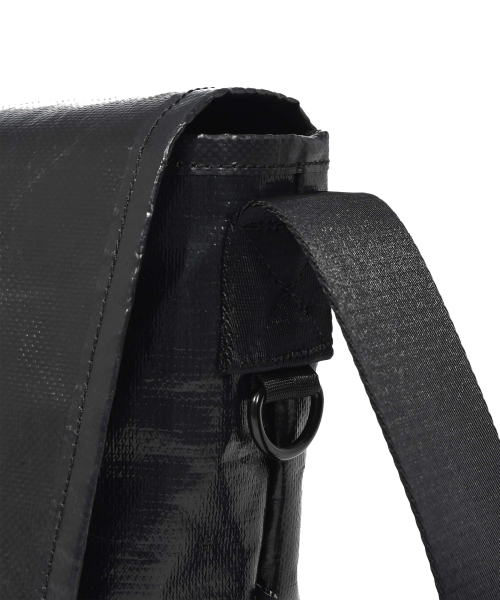 KANEITEI(カネイテイ)の「MINIMAL MIL MESSENGER BAG L (BLACK) / UPCYCLED(メッセンジャーバッグ・レディース・ブラック・LARGE)」の2枚目の写真
