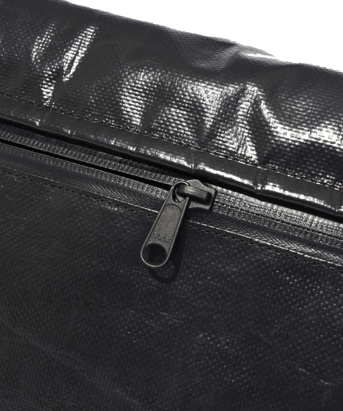 KANEITEI(カネイテイ)の「MINIMAL MIL MESSENGER BAG L (BLACK) / UPCYCLED(メッセンジャーバッグ・レディース・ブラック・LARGE)」の3枚目の写真