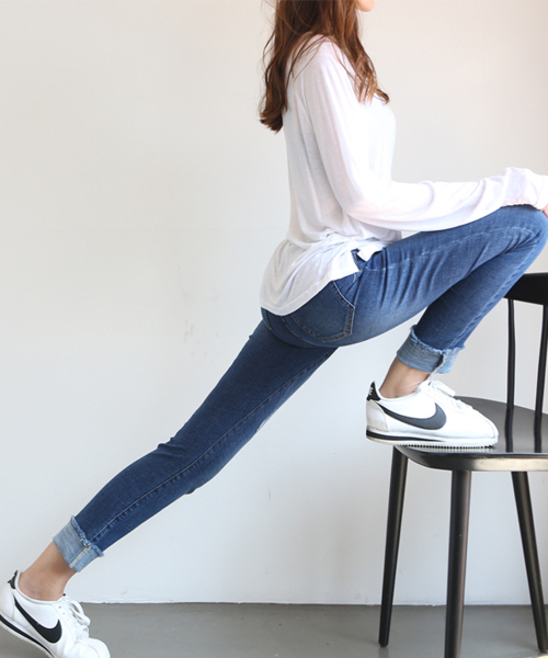 BBAEBBAE（ペッペ）の「スパンロールアップスキニージーンズ（デニムパンツ・レディース・ブルー・SMALL/MEDIUM/LARGE/X-LARGE/XX-LARGE）」の2枚目の写真