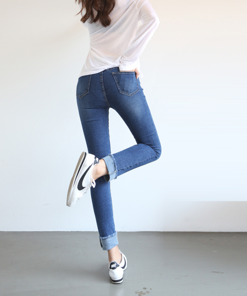 BBAEBBAE（ペッペ）の「スパンロールアップスキニージーンズ（デニムパンツ・レディース・ブルー・SMALL/MEDIUM/LARGE/X-LARGE/XX-LARGE）」の4枚目の写真