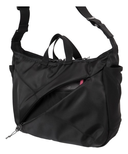 Samsonite Red（サムソナイトレッド）の「【SAMSONITE RED/サムソナイトレッド】 SAC'S BAR別注 バイアスジャック4D 2WAY SHOULDERBAG M（ショルダーバッグ・メンズ・ブラック・FREE）」の8枚目の写真