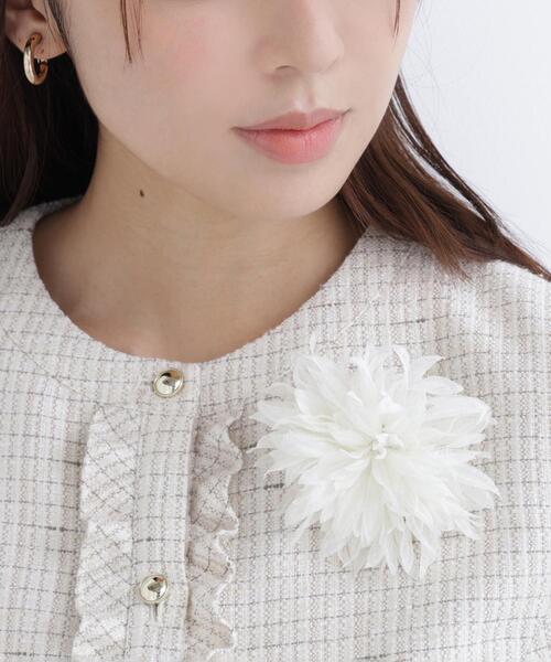 NATURAL BEAUTY BASIC(ナチュラルビューティーベーシック)の「◇ダリアコサージュ(ブローチ/コサージュ・レディース・オフホワイト/ネイビー・フリ-)」の2枚目の写真