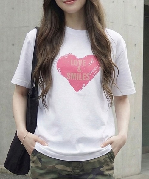 September SEOUL(セプテンバーソウル)の「LOVE & SMILE グラフィックTシャツ(Tシャツ/カットソー・レディース・ホワイト/ブラック・FREE)」の1枚目の写真