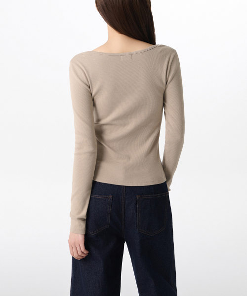 MUSINSA STANDARD WOMAN（ムシンサスタンダードウーマン）の「ウィメンズリブスリムワイドヘンリーネック長袖Tシャツ[グレイッシュベージュ]（Tシャツ/カットソー・レディース・その他・SMALL/MEDIUM/LARGE/X-SMALL）」の2枚目の写真