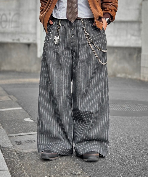 MandO(Auntie Rosa)(エムオー)の「2タックストライプデニムバギーパンツ/ワイドカーブパンツ(デニムパンツ・メンズ・インディゴブルー/ブラック・SMALL/MEDIUM/LARGE)」の1枚目の写真
