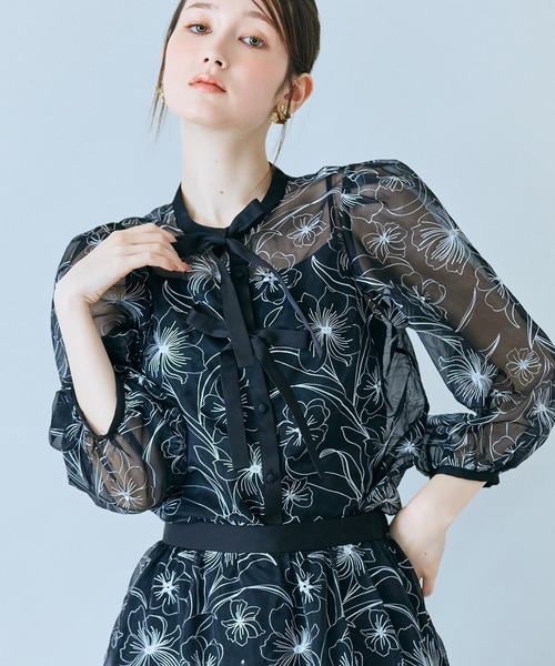 Audie a Muses(オーディアミューズ)の「シアー刺繍バイカラーダブルリボンブラウス(シャツ/ブラウス・レディース・ブラック/ベージュ・38/40/42)」の2枚目の写真