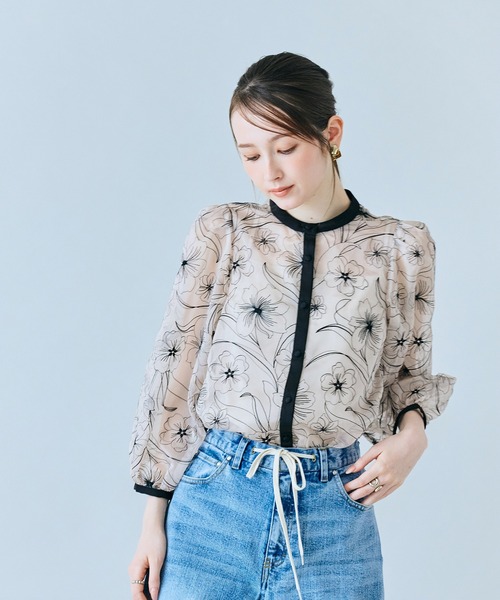 Audie a Muses(オーディアミューズ)の「シアー刺繍バイカラーダブルリボンブラウス(シャツ/ブラウス・レディース・ブラック/ベージュ・38/40/42)」の3枚目の写真