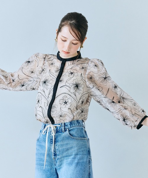 Audie a Muses(オーディアミューズ)の「シアー刺繍バイカラーダブルリボンブラウス(シャツ/ブラウス・レディース・ブラック/ベージュ・38/40/42)」の5枚目の写真