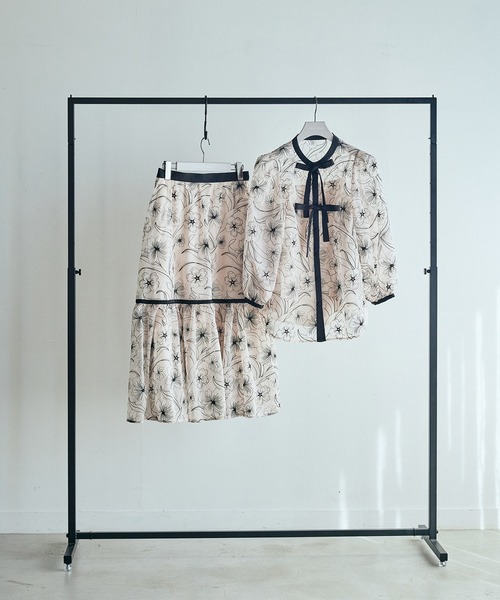 Audie a Muses(オーディアミューズ)の「シアー刺繍バイカラーダブルリボンブラウス(シャツ/ブラウス・レディース・ブラック/ベージュ・38/40/42)」の11枚目の写真