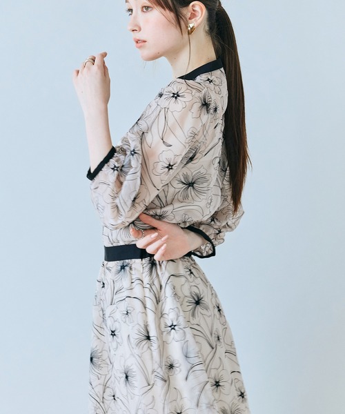 Audie a Muses(オーディアミューズ)の「シアー刺繍バイカラーダブルリボンブラウス(シャツ/ブラウス・レディース・ブラック/ベージュ・38/40/42)」の16枚目の写真