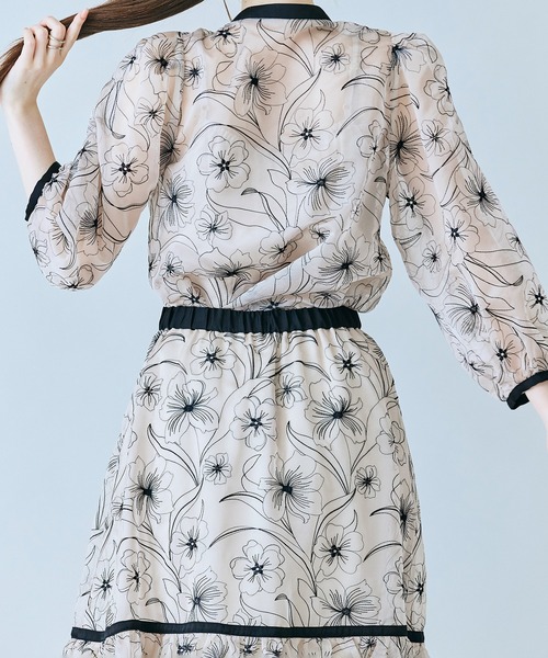 Audie a Muses(オーディアミューズ)の「シアー刺繍バイカラーダブルリボンブラウス(シャツ/ブラウス・レディース・ブラック/ベージュ・38/40/42)」の17枚目の写真