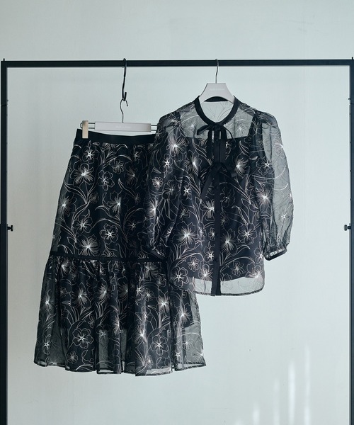 Audie a Muses(オーディアミューズ)の「シアー刺繍バイカラーダブルリボンブラウス(シャツ/ブラウス・レディース・ブラック/ベージュ・38/40/42)」の19枚目の写真