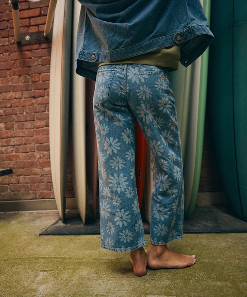 ROXY(ロキシー)の「ROXY ウィメンズ BOOGIE NIGHT MID SUR デニムパンツ 【2026年春夏モデル】/ロキシーフラワー柄デニムパンツ(デニムパンツ・レディース・ブルー・28inch/24inch/26inch)」の1枚目の写真