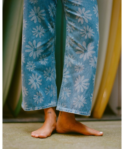 ROXY(ロキシー)の「ROXY ウィメンズ BOOGIE NIGHT MID SUR デニムパンツ 【2026年春夏モデル】/ロキシーフラワー柄デニムパンツ(デニムパンツ・レディース・ブルー・28inch/24inch/26inch)」の9枚目の写真