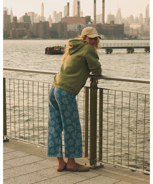 ROXY(ロキシー)の「ROXY ウィメンズ BOOGIE NIGHT MID SUR デニムパンツ 【2026年春夏モデル】/ロキシーフラワー柄デニムパンツ(デニムパンツ・レディース・ブルー・28inch/24inch/26inch)」の4枚目の写真