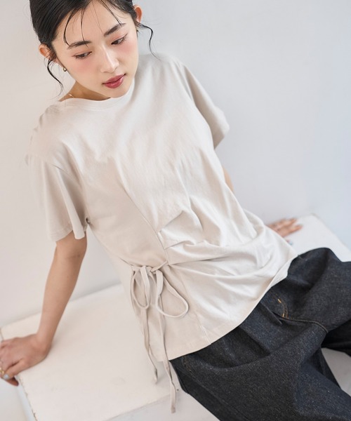 mil(ミル)の「【コットン100%】 アシメデザイン サイドリボン Tシャツ 【587247】(Tシャツ/カットソー・レディース・オフホワイト/ブラック/サンドベージュ・ONESIZE)」の1枚目の写真