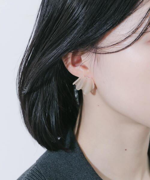 SMELLY（スメリー）の「ドレープジュシピアス（ピアス（両耳用）・レディース・アイボリー・-）」の2枚目の写真