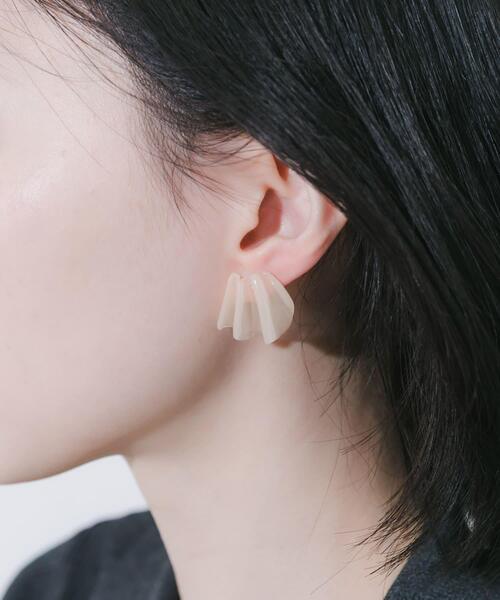 SMELLY（スメリー）の「ドレープジュシピアス（ピアス（両耳用）・レディース・アイボリー・-）」の3枚目の写真