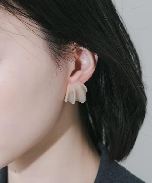 SMELLY（スメリー）の「ドレープジュシピアス（ピアス（両耳用）・レディース・アイボリー・-）」の4枚目の写真