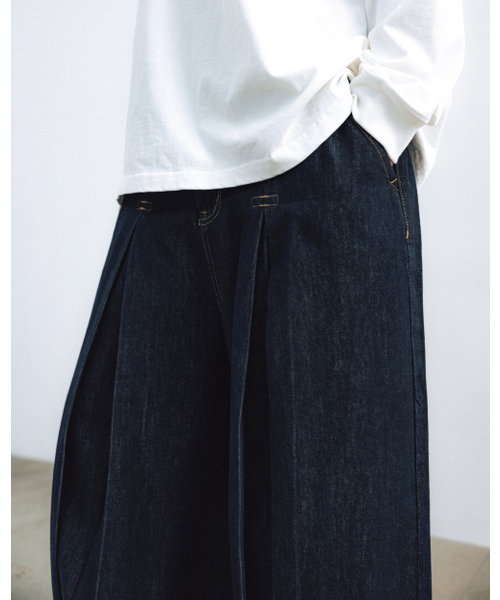 ANGLAN(アングラン)の「Long Tuck Wing Balloon Denim Pants - Indigo(デニムパンツ・メンズ・その他・1/2)」の2枚目の写真
