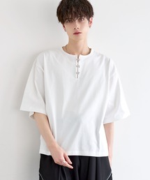 LILL（リル）の「シルバーパーツヘビーウエイトコットンヘンリーネックハーフスリーブカットソー（Tシャツ/カットソー）」