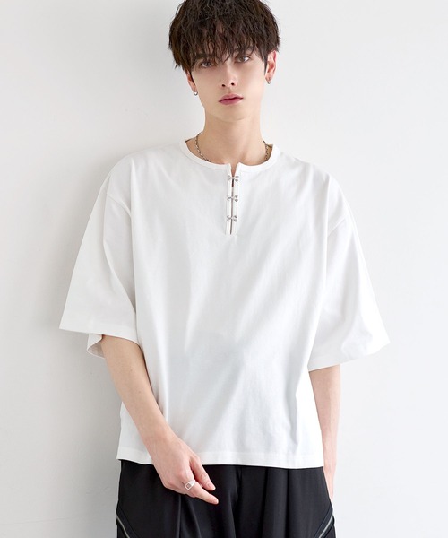 LILL(リル)の「シルバーパーツヘビーウエイトコットンヘンリーネックハーフスリーブカットソー(Tシャツ/カットソー・メンズ・チャコールグレー/ブラック/ホワイト/ブルーグレー/ワイン・XL/L/M/S)」の2枚目の写真
