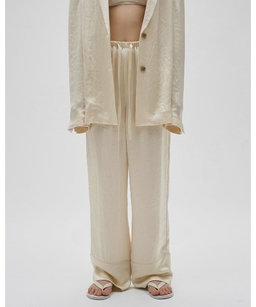 TODAYFUL(トゥデイフル)の「Satin Easy Pants 12610704(その他パンツ・レディース・オフホワイト/ブラック/ブラウン・36/38)」の2枚目の写真