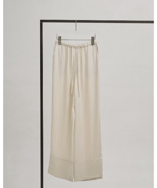 TODAYFUL(トゥデイフル)の「Satin Easy Pants 12610704(その他パンツ・レディース・オフホワイト/ブラック/ブラウン・36/38)」の12枚目の写真