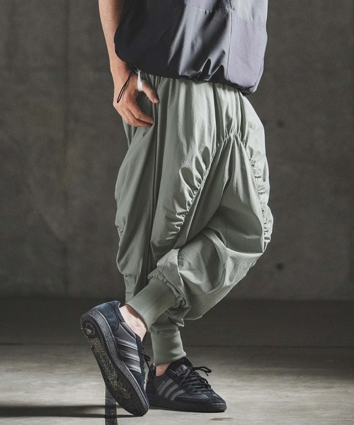 GLIMCLAP（グリムクラップ）の「mp14932- Stretch Nylon Ripstop Shirring & Piping Sarouel Pants サルエルパンツ(202-054-gls-cg)（その他パンツ・メンズ・セージグリーン/ブラック・S/M/L）」の2枚目の写真