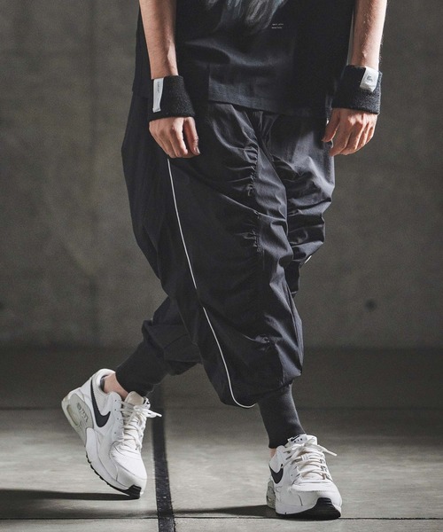 GLIMCLAP（グリムクラップ）の「mp14932- Stretch Nylon Ripstop Shirring & Piping Sarouel Pants サルエルパンツ(202-054-gls-cg)（その他パンツ・メンズ・セージグリーン/ブラック・S/M/L）」の3枚目の写真