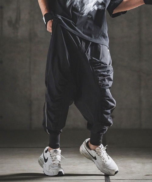 GLIMCLAP（グリムクラップ）の「mp14932- Stretch Nylon Ripstop Shirring & Piping Sarouel Pants サルエルパンツ(202-054-gls-cg)（その他パンツ・メンズ・セージグリーン/ブラック・S/M/L）」の4枚目の写真