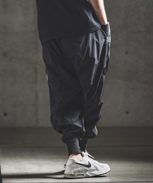 GLIMCLAP（グリムクラップ）の「mp14932- Stretch Nylon Ripstop Shirring & Piping Sarouel Pants サルエルパンツ(202-054-gls-cg)（その他パンツ・メンズ・セージグリーン/ブラック・S/M/L）」の5枚目の写真