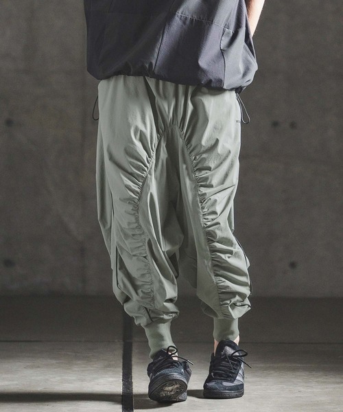 GLIMCLAP（グリムクラップ）の「mp14932- Stretch Nylon Ripstop Shirring & Piping Sarouel Pants サルエルパンツ(202-054-gls-cg)（その他パンツ・メンズ・セージグリーン/ブラック・S/M/L）」の9枚目の写真