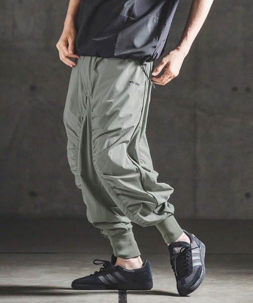 GLIMCLAP（グリムクラップ）の「mp14932- Stretch Nylon Ripstop Shirring & Piping Sarouel Pants サルエルパンツ(202-054-gls-cg)（その他パンツ・メンズ・セージグリーン/ブラック・S/M/L）」の10枚目の写真