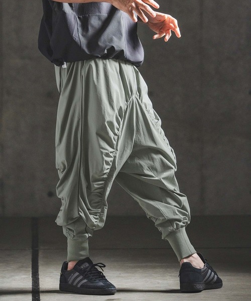 GLIMCLAP（グリムクラップ）の「mp14932- Stretch Nylon Ripstop Shirring & Piping Sarouel Pants サルエルパンツ(202-054-gls-cg)（その他パンツ・メンズ・セージグリーン/ブラック・S/M/L）」の11枚目の写真