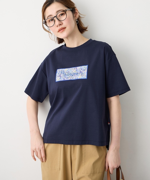 Petit Honfleur(プチオンフルール)の「【Liberty】リバティプリントロゴ刺しゅうTシャツ【オーガニックコットンブレンド・UVカット・接触冷感】(Tシャツ/カットソー・レディース・ホワイト/ネイビー・M/L)」の2枚目の写真