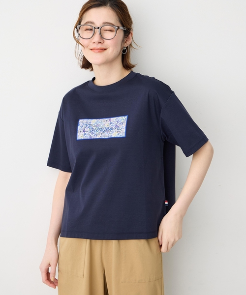 Petit Honfleur(プチオンフルール)の「【Liberty】リバティプリントロゴ刺しゅうTシャツ【オーガニックコットンブレンド・UVカット・接触冷感】(Tシャツ/カットソー・レディース・ホワイト/ネイビー・M/L)」の3枚目の写真