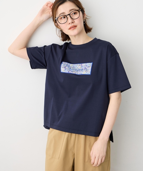 Petit Honfleur(プチオンフルール)の「【Liberty】リバティプリントロゴ刺しゅうTシャツ【オーガニックコットンブレンド・UVカット・接触冷感】(Tシャツ/カットソー・レディース・ホワイト/ネイビー・M/L)」の4枚目の写真