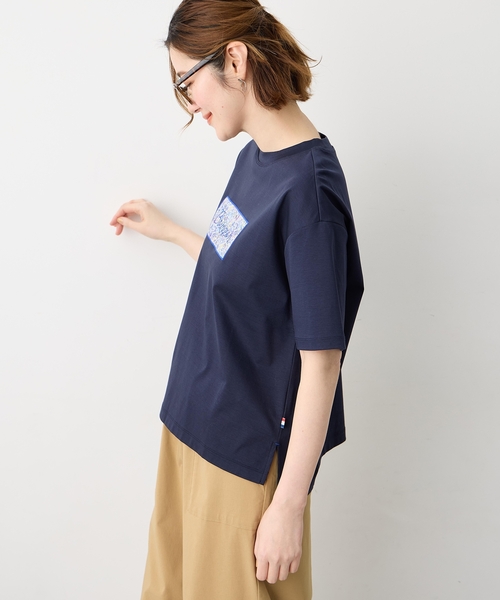 Petit Honfleur(プチオンフルール)の「【Liberty】リバティプリントロゴ刺しゅうTシャツ【オーガニックコットンブレンド・UVカット・接触冷感】(Tシャツ/カットソー・レディース・ホワイト/ネイビー・M/L)」の5枚目の写真