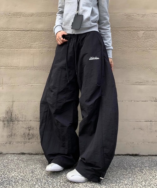 Teem Store(チームストア)の「刺繍ロゴ裾ドロストルーズワイドパンツ イージーパンツ(その他パンツ・レディース・ブラック/アイボリー・S/M)」の5枚目の写真