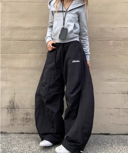 Teem Store(チームストア)の「刺繍ロゴ裾ドロストルーズワイドパンツ イージーパンツ(その他パンツ・レディース・ブラック/アイボリー・S/M)」の6枚目の写真