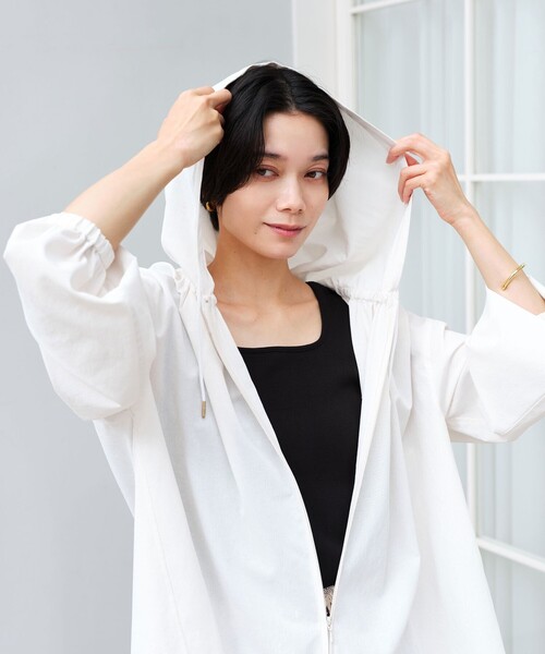 green label relaxing（グリーンレーベルリラクシング）の「［size SHORTあり］フード ギャザー シャツ  UVカット 通気性 吸水速乾（シャツ/ブラウス・レディース・オフホワイト/ダークブラウン/ベージュ・SHORT/FREE）」の4枚目の写真