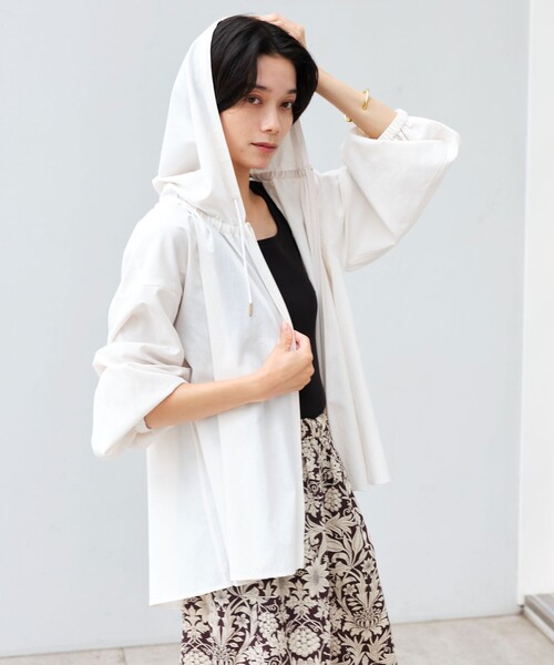 green label relaxing（グリーンレーベルリラクシング）の「［size SHORTあり］フード ギャザー シャツ  UVカット 通気性 吸水速乾（シャツ/ブラウス・レディース・オフホワイト/ダークブラウン/ベージュ・SHORT/FREE）」の5枚目の写真