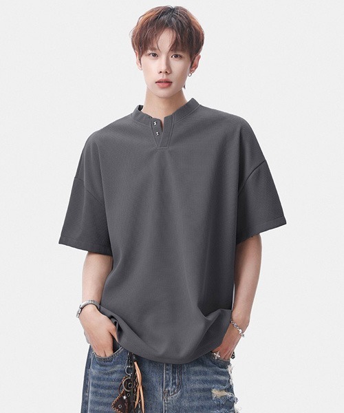neos（ネオス）の「【neos】ユニセックス キーネック スタッズデザイン ハーフスリーブ Tシャツ メンズ レディース（Tシャツ/カットソー・メンズ・ブラック/ホワイト/グレー/チャコールグレー・MEDIUM/LARGE/X-LARGE）」の3枚目の写真