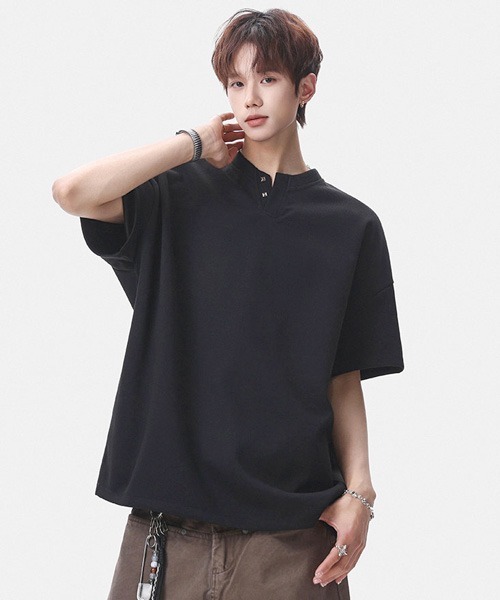 neos（ネオス）の「【neos】ユニセックス キーネック スタッズデザイン ハーフスリーブ Tシャツ メンズ レディース（Tシャツ/カットソー・メンズ・ブラック/ホワイト/グレー/チャコールグレー・MEDIUM/LARGE/X-LARGE）」の2枚目の写真