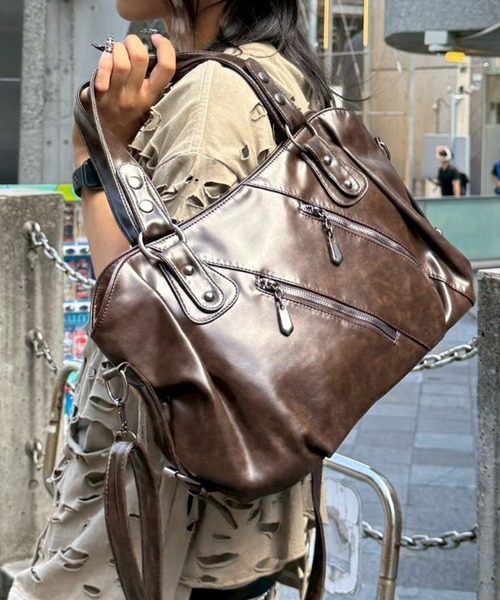 Never mind the XU(ネバーマインドザエックスユー)の「【Never mind the XU】2way faux leather bag / 【ネバーマインド ザ エックスユー】2WAYフェイクレザーバッグ<着用動画あり>(ショルダーバッグ・メンズ・ブラウン/アイボリー/レッド/ブラック・ONE SIZE)」の3枚目の写真