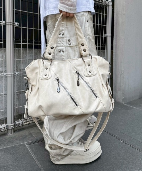 Never mind the XU(ネバーマインドザエックスユー)の「【Never mind the XU】2way faux leather bag / 【ネバーマインド ザ エックスユー】2WAYフェイクレザーバッグ<着用動画あり>(ショルダーバッグ・メンズ・ブラウン/アイボリー/レッド/ブラック・ONE SIZE)」の2枚目の写真