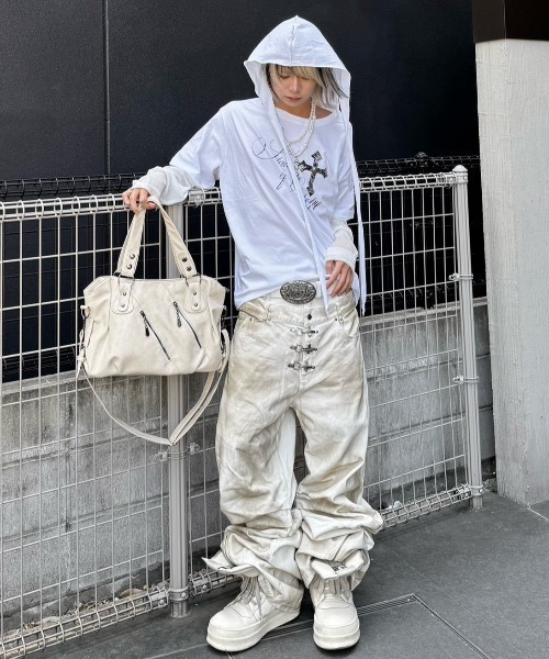 Never mind the XU(ネバーマインドザエックスユー)の「【Never mind the XU】2way faux leather bag / 【ネバーマインド ザ エックスユー】2WAYフェイクレザーバッグ<着用動画あり>(ショルダーバッグ・メンズ・ブラウン/アイボリー/レッド/ブラック・ONE SIZE)」の5枚目の写真