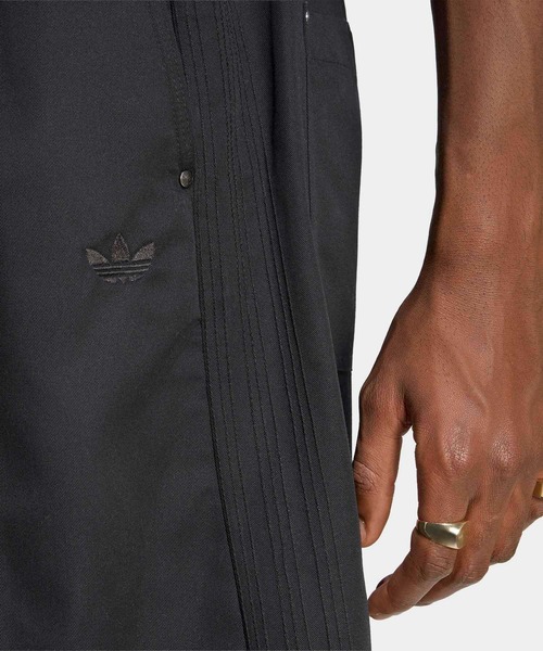 adidas(アディダス)の「プレミアム エッセンシャルズ ワークウェア ワイド ショーツ / ハーフパンツ / アディダスオリジナルス adidas Originals(その他パンツ・メンズ・ブラック・LARGE/XX-LARGE/3XL/X-SMALL/X-LARGE/SMALL/MEDIUM)」の3枚目の写真