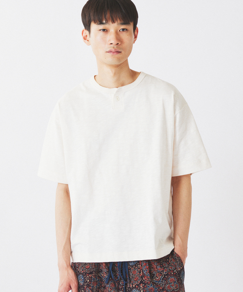 JOURNAL STANDARD relume(ジャーナルスタンダード レリューム)の「スラブ天竺 1ボタン ヘンリーネック Tシャツ(Tシャツ/カットソー・メンズ・カーキ/ブラックミックス/ホワイト×ホワイト・MEDIUM/LARGE)」の1枚目の写真